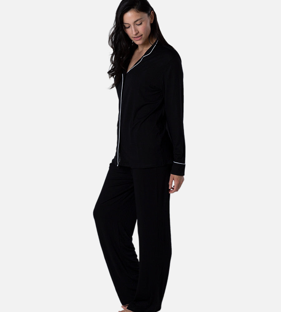 side view of model wearing black long sleep set